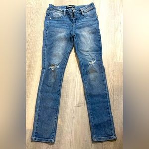 EUC Blue Spice Skinny Jeans. Size 8. Super cute w/faux front pockets.